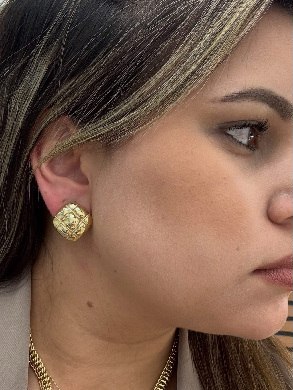 Aretes de Oro 10K con Cierre Omega