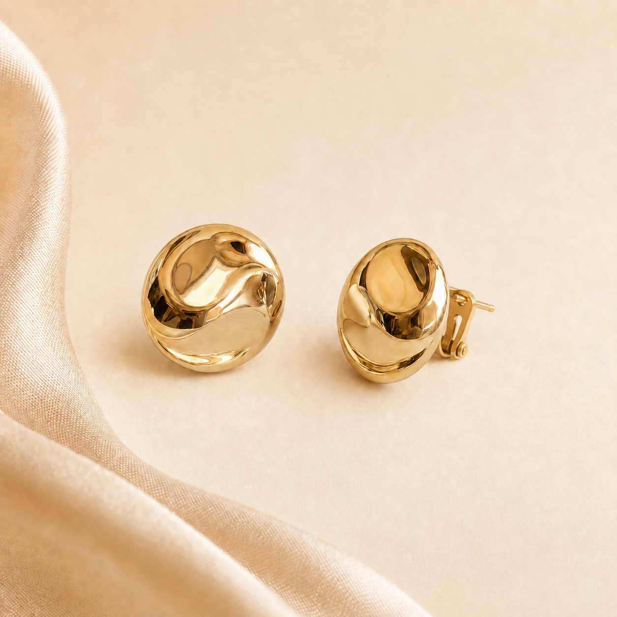 Aretes Ondulados con Cierre Omega en oro 10K