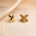 Aretes con diseño cruzado en oro 10K