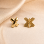 Aretes con diseño cruzado en oro 10K