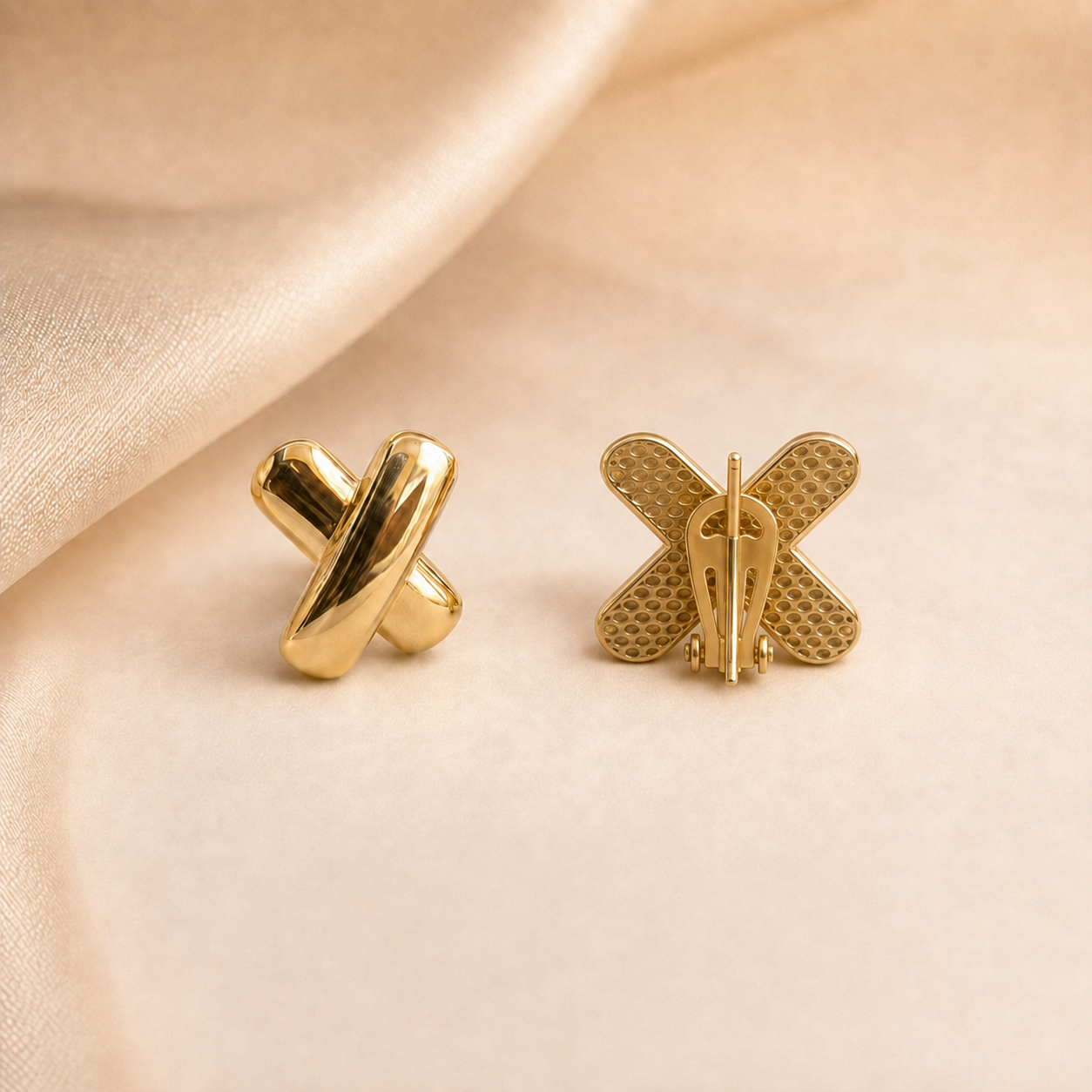Aretes con diseño cruzado en oro 10K