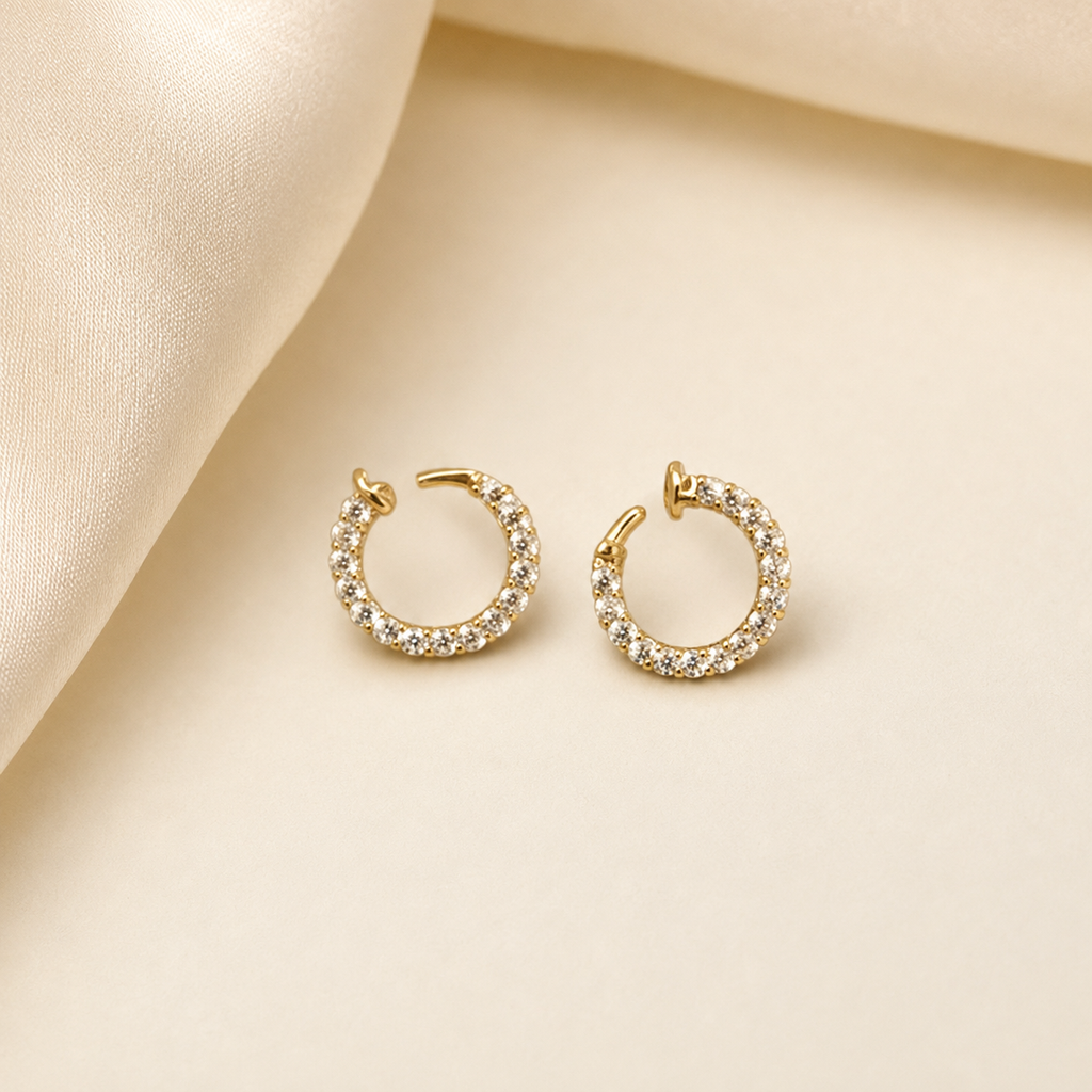 Aretes en oro 14K con diseño de clavo, con piedras de circonias