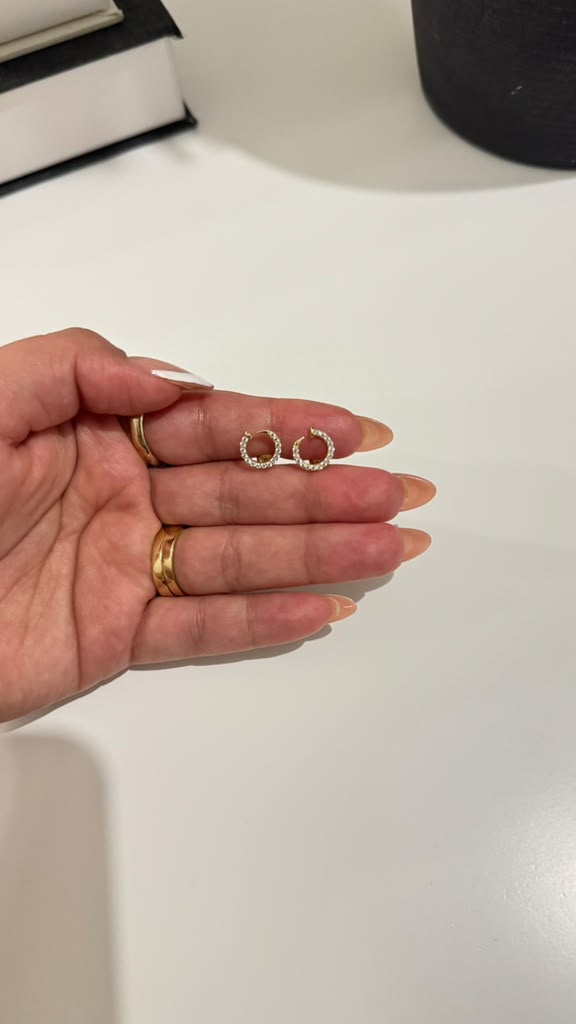Aretes en oro 14K con diseño de clavo, con piedras de circonias