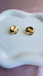 Aretes Ondulados con Cierre Omega en oro 10K