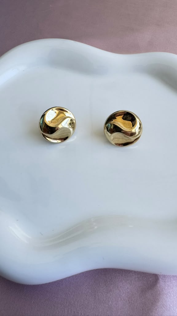 Aretes Ondulados con Cierre Omega en oro 10K