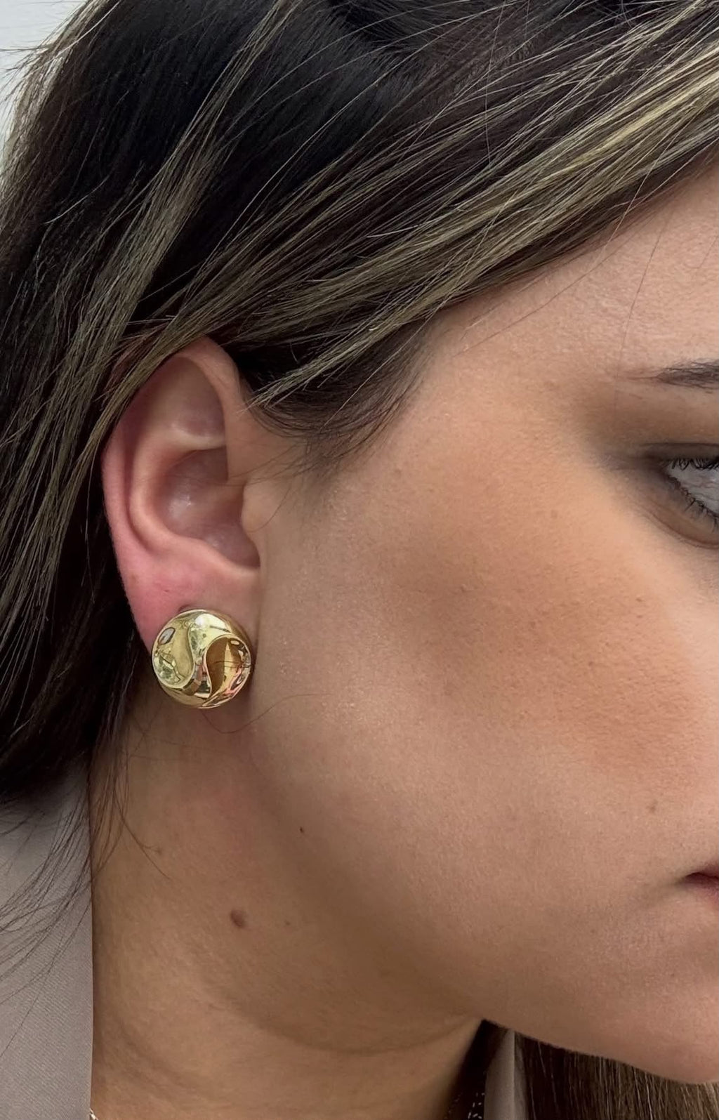 Aretes Ondulados con Cierre Omega en oro 10K