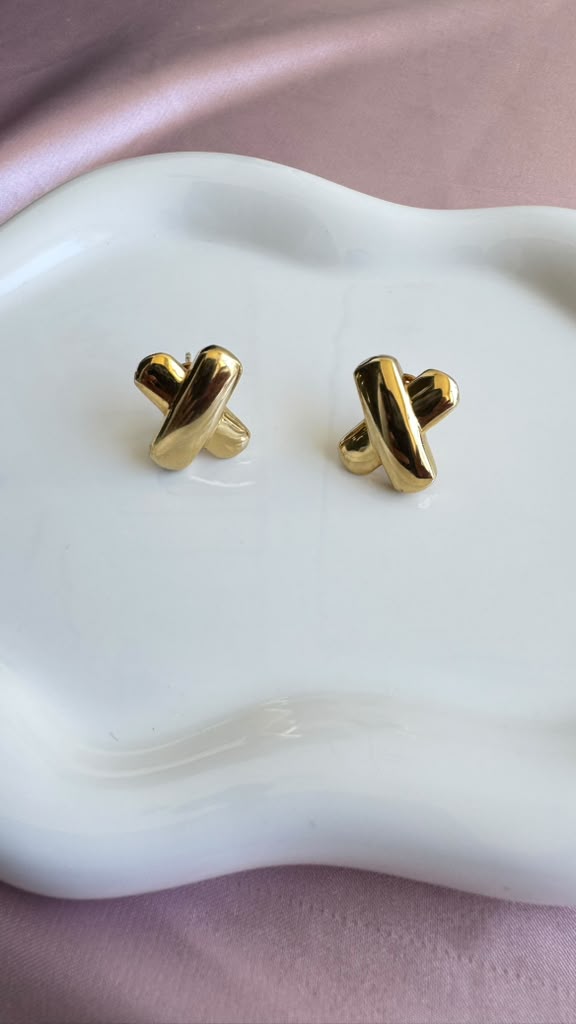 Aretes con diseño cruzado en oro 10K