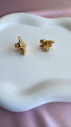 Aretes con diseño cruzado en oro 10K