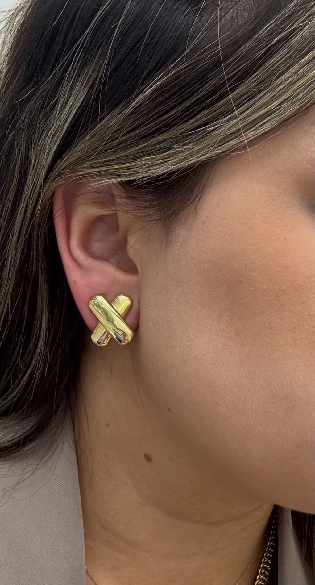 Aretes con diseño cruzado en oro 10K