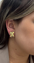 Aretes con diseño cruzado en oro 10K