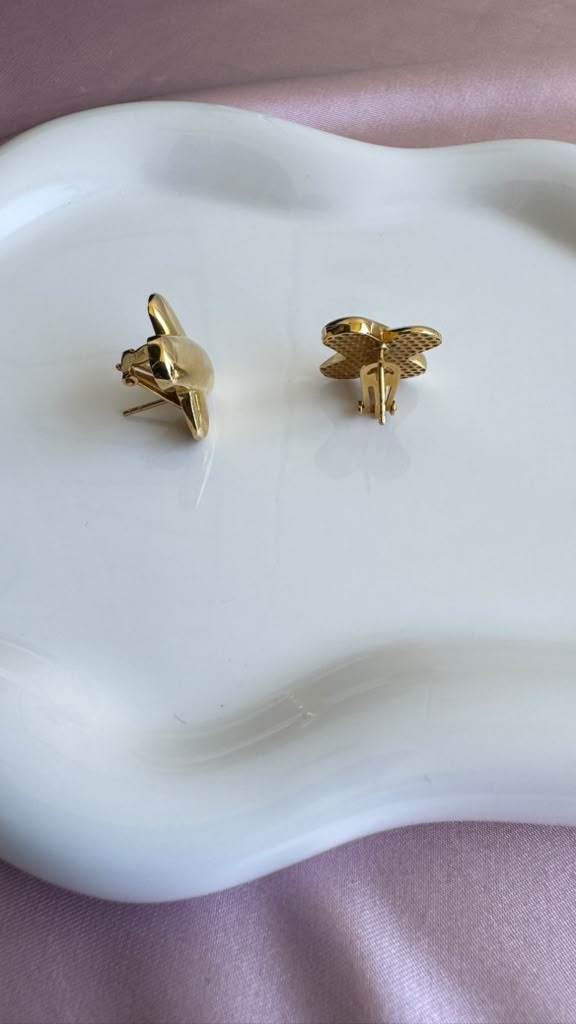 Aretes Ondulados con Cierre Omega en oro 10K